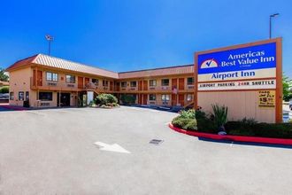 外部的 4 Americas Best Value Airport Inn