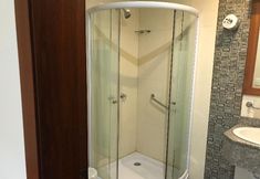 Bilik Mandi dalam Bilik 6 Savoy Inn