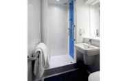 Toilet Kamar 3 Travelodge Holyhead