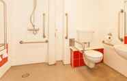 Toilet Kamar 2 Travelodge Holyhead