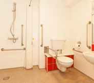 In-room Bathroom 2 Travelodge Holyhead