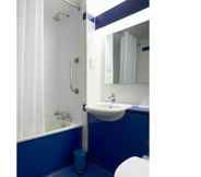 In-room Bathroom 7 Travelodge Holyhead