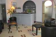 Quầy bar, cafe và phòng lounge Logis Hotellerie du Cheval Blanc