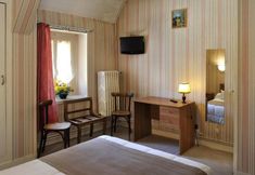 Bedroom 6 Logis Hotellerie du Cheval Blanc