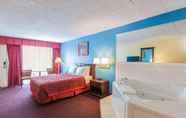 Others 6 Days Inn by Wyndham East Stroudsburg