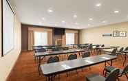 ห้องประชุม 6 Country Inn & Suites by Radisson, Topeka West, KS