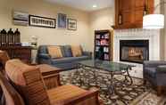 Ruang Umum 5 Country Inn & Suites by Radisson, Topeka West, KS