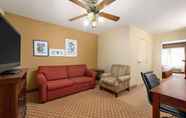 Ruang Umum 3 Country Inn & Suites by Radisson, Topeka West, KS