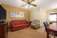 Ruang Umum Country Inn & Suites by Radisson, Topeka West, KS