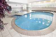 Swimming Pool Country Inn & Suites By Radisson Woodbridge