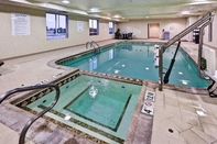 Swimming Pool Holiday Inn Express Wichita Northwest - Airport Ar