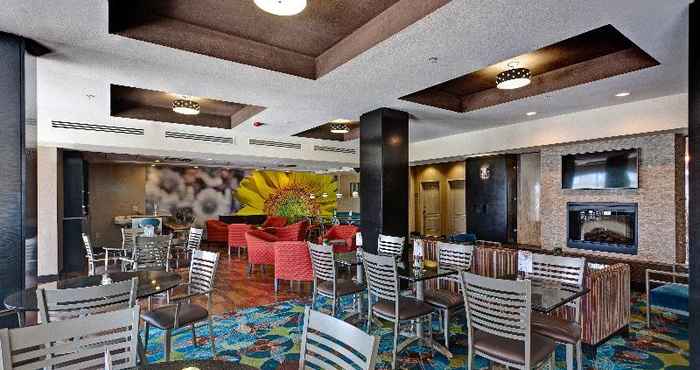 Quầy bar, cafe và phòng lounge Holiday Inn Express Wichita Northwest - Airport Ar