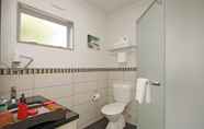 In-room Bathroom 6 151 On London Motel & Conference Centre