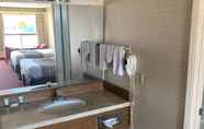 In-room Bathroom 7 Econo Lodge Inn & Suites Winnemucca