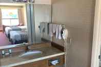 Toilet Kamar Econo Lodge Inn & Suites Winnemucca