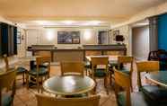 Restaurant 5 La Quinta Inn by Wyndham Norfolk Virginia Beach