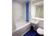 In-room Bathroom 4 Travelodge Worcester