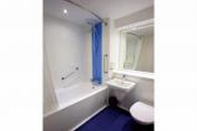 In-room Bathroom Travelodge Arundel Fontwell