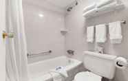 In-room Bathroom 7 SureStay Hotel by BW Rossland Red Mountain