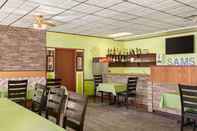 Bar, Cafe and Lounge Travelodge by Wyndham Dawson Creek