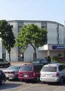 EXTERIOR_BUILDING Howard Johnson by Wyndham Kitchener Conestoga