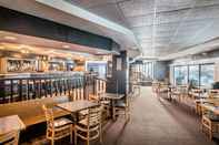 Bar, Cafe and Lounge Howard Johnson by Wyndham Kitchener Conestoga