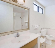 In-room Bathroom 7 Travelodge Inn & Suites by Wyndham Yucca Valley