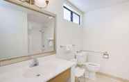 In-room Bathroom 7 Travelodge Inn & Suites by Wyndham Yucca Valley