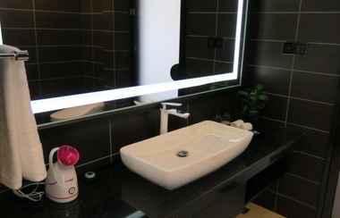 In-room Bathroom 2 FX Hotel ZhongHua