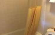 In-room Bathroom 3 Days Inn Sandston/Richmond Airport