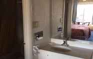 In-room Bathroom 2 Days Inn Sandston/Richmond Airport