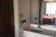 In-room Bathroom Days Inn Sandston/Richmond Airport