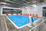สระว่ายน้ำ Quality Inn & Conference Centre Kingston Central