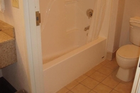 Toilet Kamar Kozy Inn Columbus