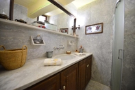 ห้องน้ำภายในห้อง Viglatoras Traditionals Apartments