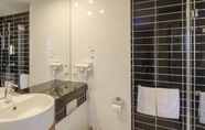 In-room Bathroom 3 Premier Inn Hamburg City Alster