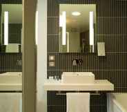 In-room Bathroom 3 Novotel Suites Den Haag City Centre