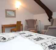 Bedroom 3 Logis Hôtel le Château d'Orfeuillette