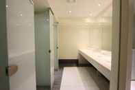 Phòng tắm bên trong Four Zero Six Inn