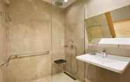 Toilet Kamar 5 Ramada Hotel & Suites by Wyndham Adana