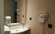 In-room Bathroom 7 Hotel de Loire Rest. Les Bateliers