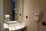 In-room Bathroom Hotel de Loire Rest. Les Bateliers