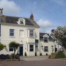 Watermead Guest House1 , 飯店查德镇