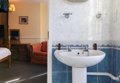 In-room Bathroom 7 George Hotel