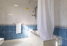 In-room Bathroom 6 George Hotel