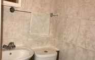 Toilet Kamar 2 Aberdeen Guest House