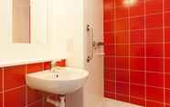 In-room Bathroom 6 Travelodge Birmingham Central Newhall Street