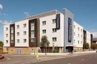 Exterior Travelodge Bracknell Central