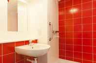 In-room Bathroom Travelodge Bracknell Central