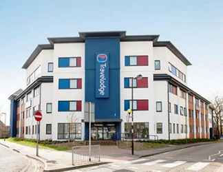 Exterior 2 Travelodge Woking Central